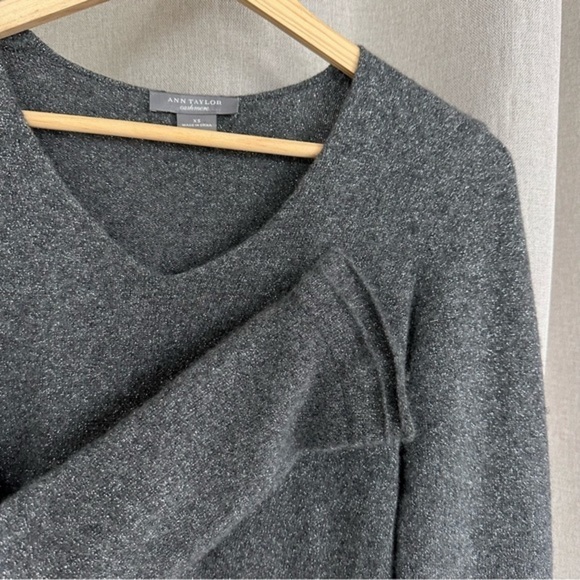 💥SALE💥 Ann Taylor Cashmere Sweater Sparkle Metallic Knit Gray V-neck XS - Picture 4 of 10